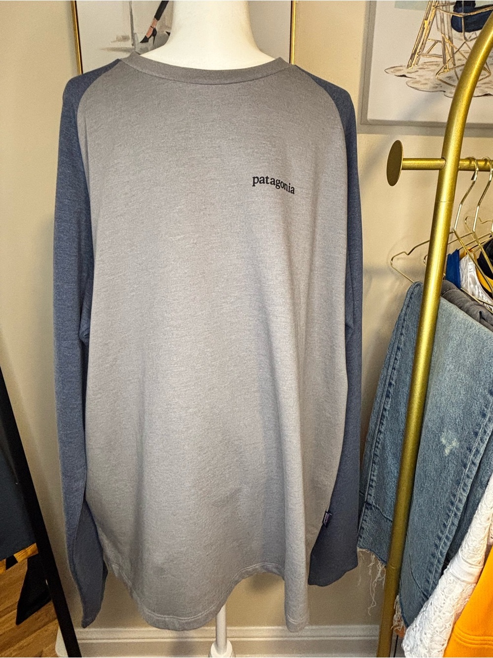 Patagonia Raglan Crewneck Sweatshirt - Light Gray & Navy 60% Organic cotton
